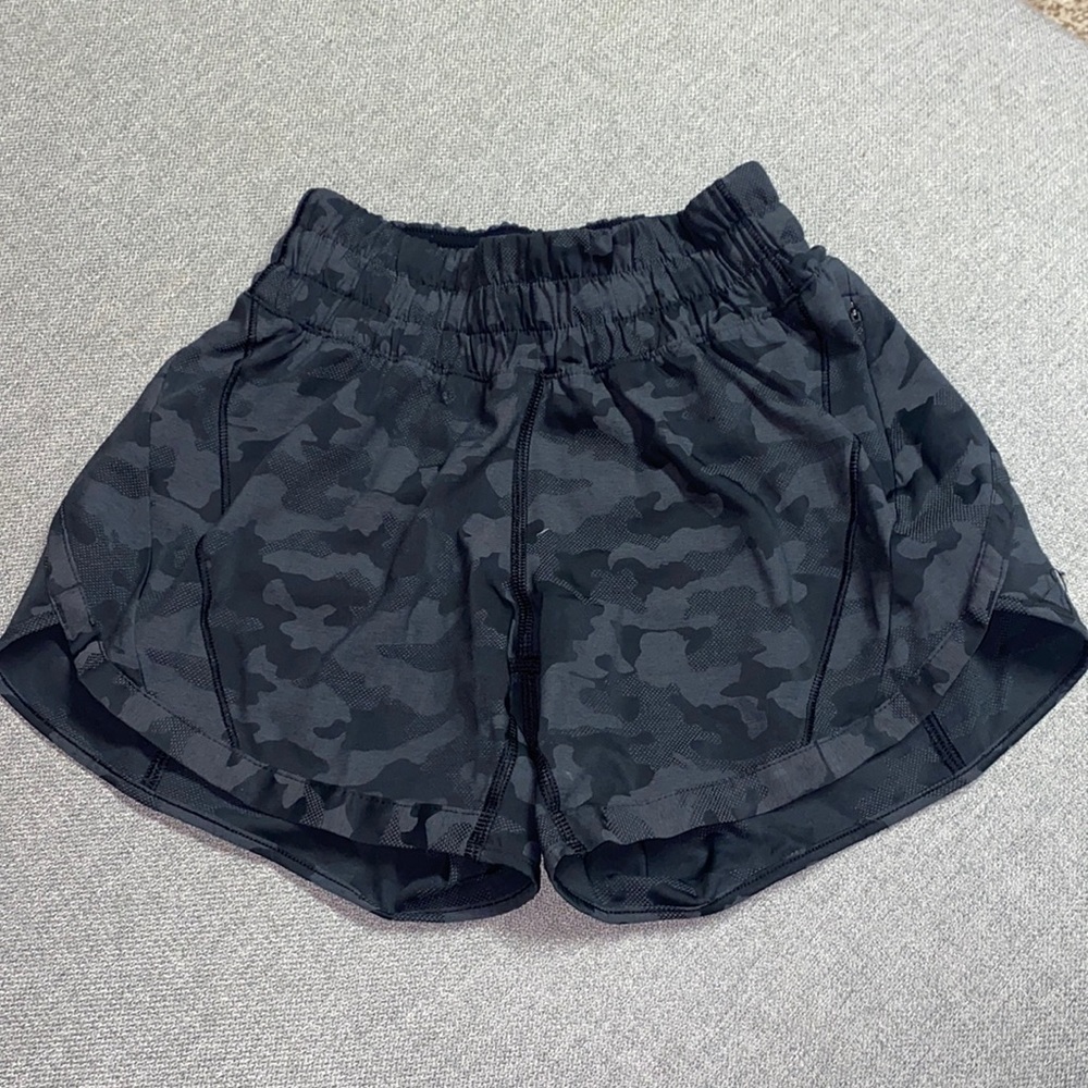LULULEMON TRACK THAT 3 INCH SHORTS SIZE 0